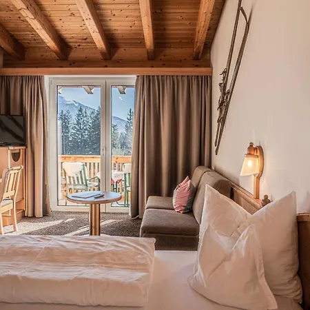 فندق Sweet Cherry - Boutique & Tyrol 3*